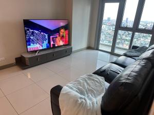 Rare Cut 177sqm 4BR in Uptown Parksuites 2 BGC