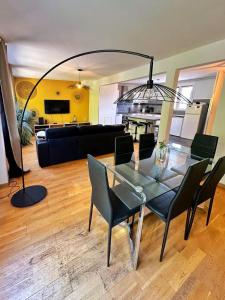 Duplex with Jacuzzi and parking Close to Disney