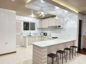 The CloudPod Baguio 3BR with Balcony at Mines View
