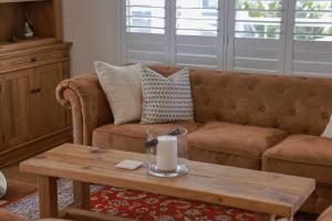 Tamborine Mountain Hideaway with Fireplace & Bath