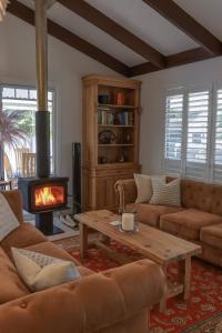 Tamborine Mountain Hideaway with Fireplace & Bath