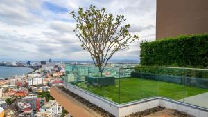 Sea View High Floor 2 BR Near Walking Street