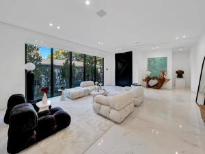 Luxury Pool Home - Downtown Brickell