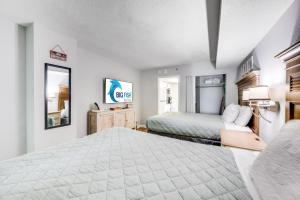 Oceanfront condo Heated Pools & Breathtaking View!