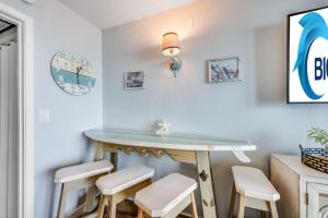 Oceanfront condo Heated Pools & Breathtaking View!