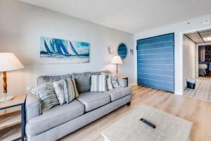 Oceanfront condo Heated Pools & Breathtaking View!