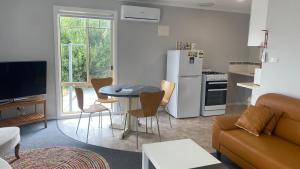 The Beaches on Lakes Cottage - Cosy Coastal Escape