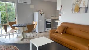 The Beaches on Lakes Cottage - Cosy Coastal Escape