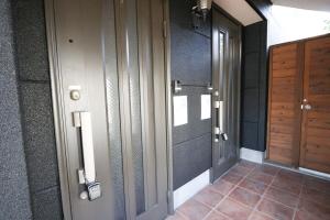 Seto Mori Nest 15-minute drive to Ghibli Park,1 train to the nagoya dome ,wooden house with a wood deck