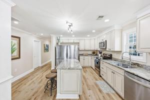 White Lotus Beach Retreat w Pool and Ocean Peek