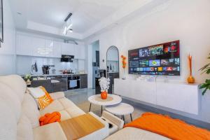 Cosy homely 1BR with heated pool, gym, balcony at yaya mall