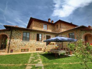 Spacious Cottage in Lucignano with Garden