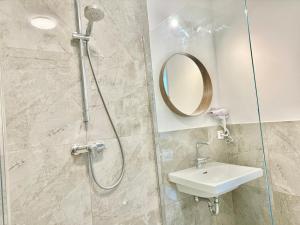 Modern Apartment with Balcony near SCS