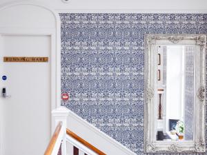 Running Hare - Uk7558