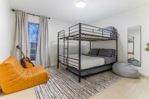 Sleeps 12 | 2 Kings w Ping-Pong, Gym, Arcade, BBQ