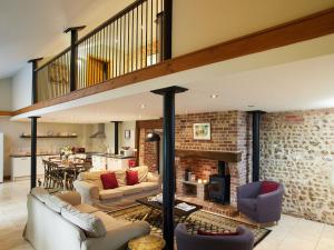 The Straw House - Ukc3676