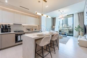 Chic 1BR Next to a Community Park, Just a Few Minutes Drive from Dubai International Cricket Stadium, Binghatti Phoenix, JVC by Deluxe Holiday Homes