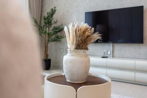 Chic 1BR Next to a Community Park, Just a Few Minutes Drive from Dubai International Cricket Stadium, Binghatti Phoenix, JVC by Deluxe Holiday Homes