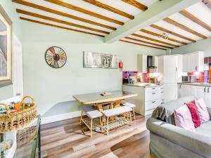 Apartment One - Uk41159