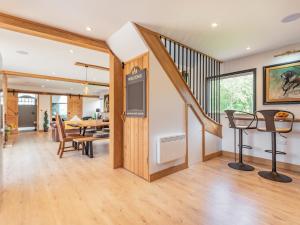 Luckys Stable - Uk34101