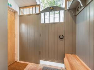 Luckys Stable - Uk34101