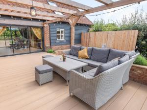 Luckys Stable - Uk34101