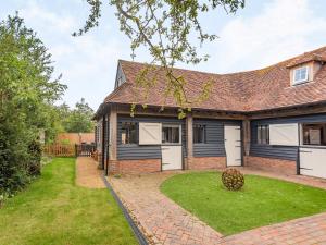 Luckys Stable - Uk34101