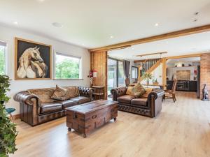 Luckys Stable - Uk34101