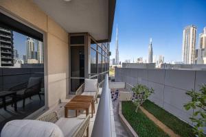 StayShort - 1BR Downtown with Burj Khalifa View Sleeps 4