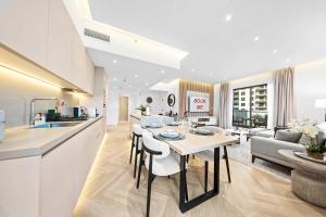 StayShort - 1BR Downtown with Burj Khalifa View Sleeps 4