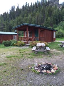 Deluxe Cabin room in Lolo Hot Springs