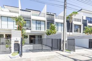 Townhouse 3bd with a patio