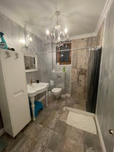 ROOM IN A PRIVATE HOUSE - 5min from THERME & AIRPORT