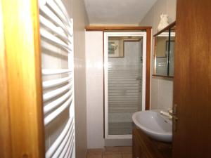 Maisons de vacances Beautiful Holiday Home in Saint Pons near Forest : photos des chambres