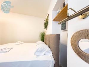 Marco Polo 26A Tirabora Short Rent