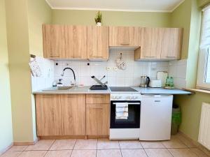 Reja Cozy Comfort Apartment by BookingHost