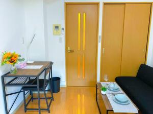 Walk to JR Shinjuku - Grand Écru II 205 - Balcony & Kitchen