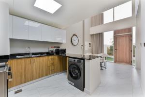 Chic 2-Bed Villa Near Global Village Dubai