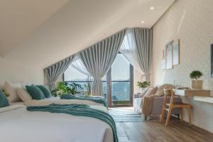 Zenora Hillside Garden