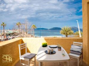 Seduti di fronte al mare