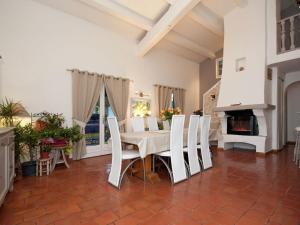 Maisons de vacances Gorgeous Holiday Home in Bagnols en For t with Private Pool : photos des chambres