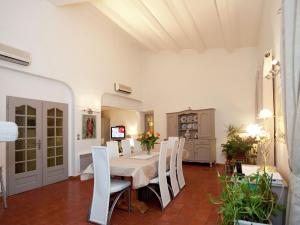 Maisons de vacances Gorgeous Holiday Home in Bagnols en For t with Private Pool : photos des chambres