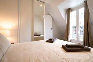 Bright 2BR with Balcony Chic Paris