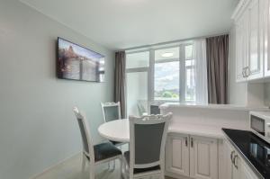 9-66 Manhattan, Beresteiskyi 11, Kyiv, Politekh metro nearby, fantastic city view, 15 kW backup power, Petrovdom Apartment