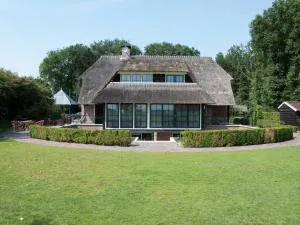 Spacious Mansion in Nijensleek with Sauna - Vledder