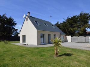 Sea-facing Holiday Home In Denneville with Garden