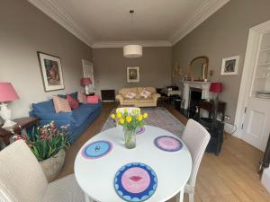 Victorian Apartment with car parking in driveway, Murrayfield
