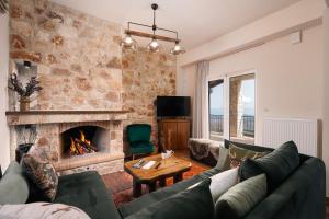 Xrisaetos Cozy Mountain Retreat with Stunning View By Greece Apartments