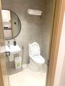 Cozy 1BR with Balcony, Sea View and Pool - Fast WiFi - Snug Sanctuary