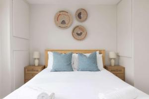 Mariners: Stylish Beachside Getaway with Sea Views